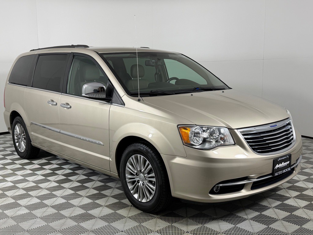 2015 Chrysler Town & Country Image 3