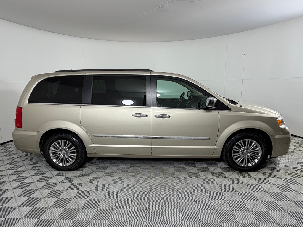 2015 Chrysler Town & Country Image 4