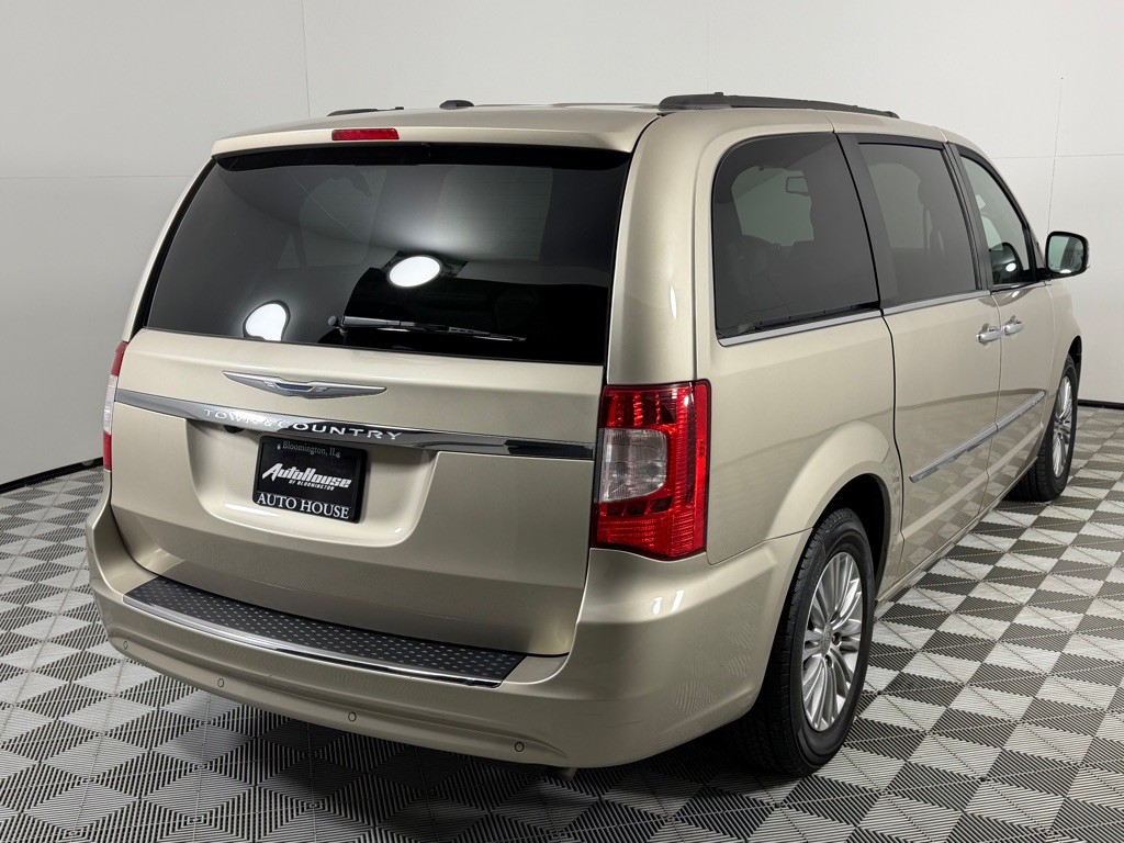 2015 Chrysler Town & Country Image 5