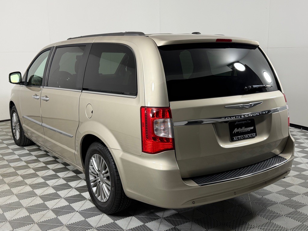 2015 Chrysler Town & Country Image 7