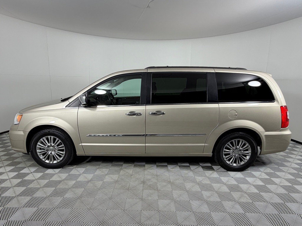 2015 Chrysler Town & Country Image 8