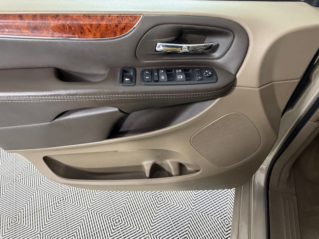 2015 Chrysler Town & Country Image 9