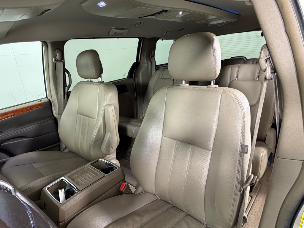 2015 Chrysler Town & Country Image 10