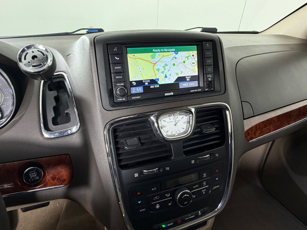 2015 Chrysler Town & Country Image 13