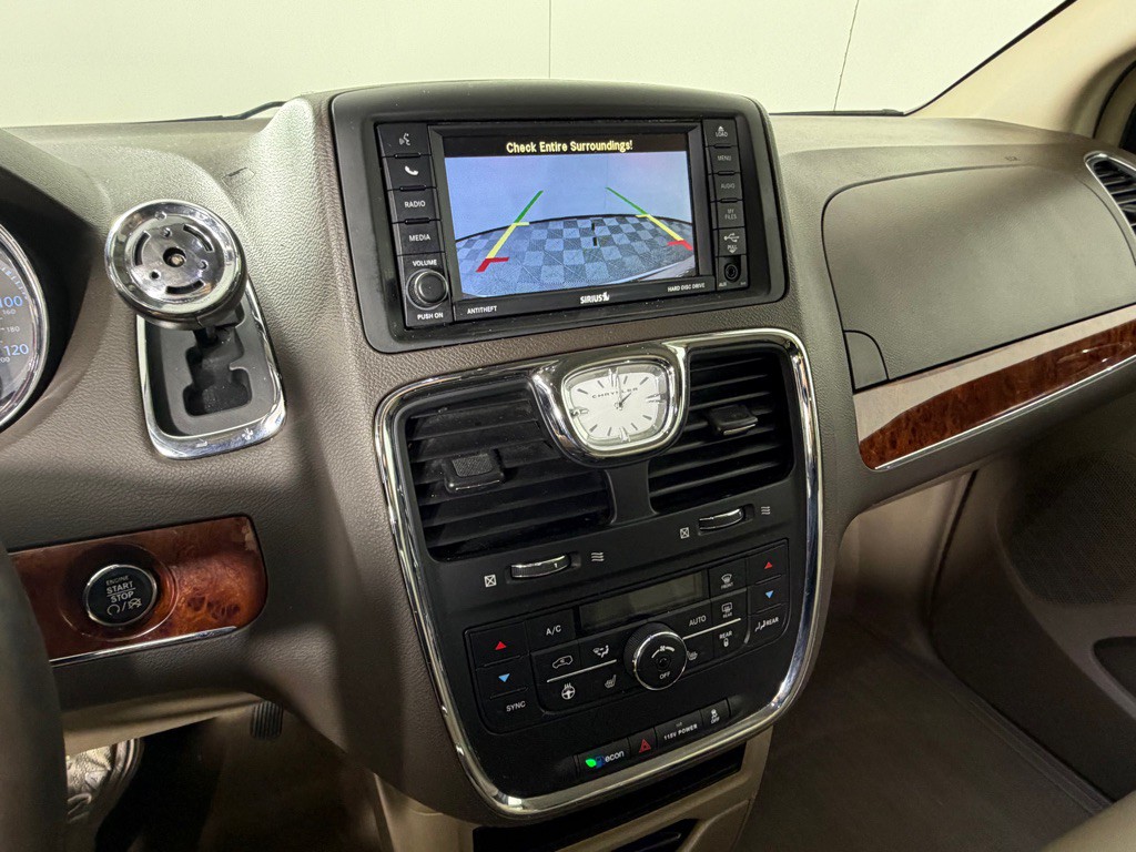 2015 Chrysler Town & Country Image 14