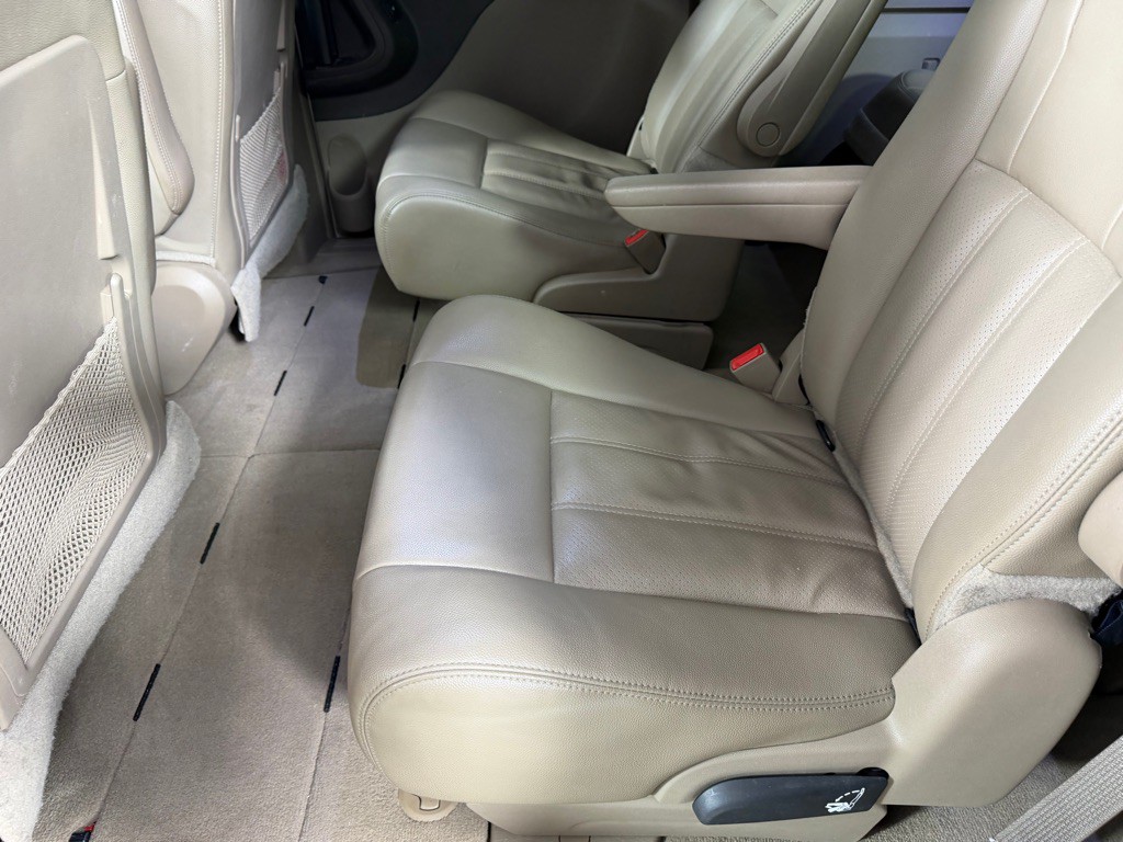 2015 Chrysler Town & Country Image 15