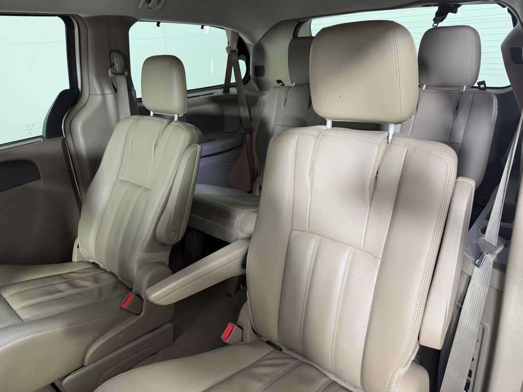 2015 Chrysler Town & Country Image 16
