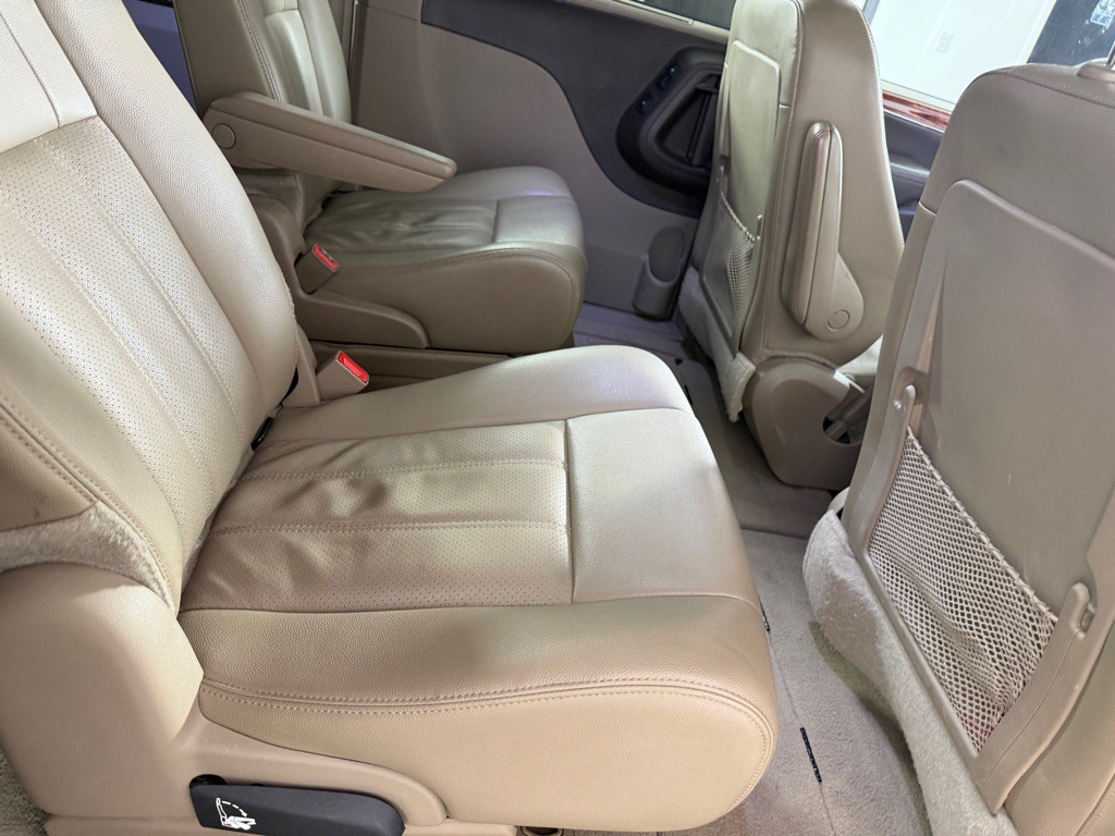 2015 Chrysler Town & Country Image 19
