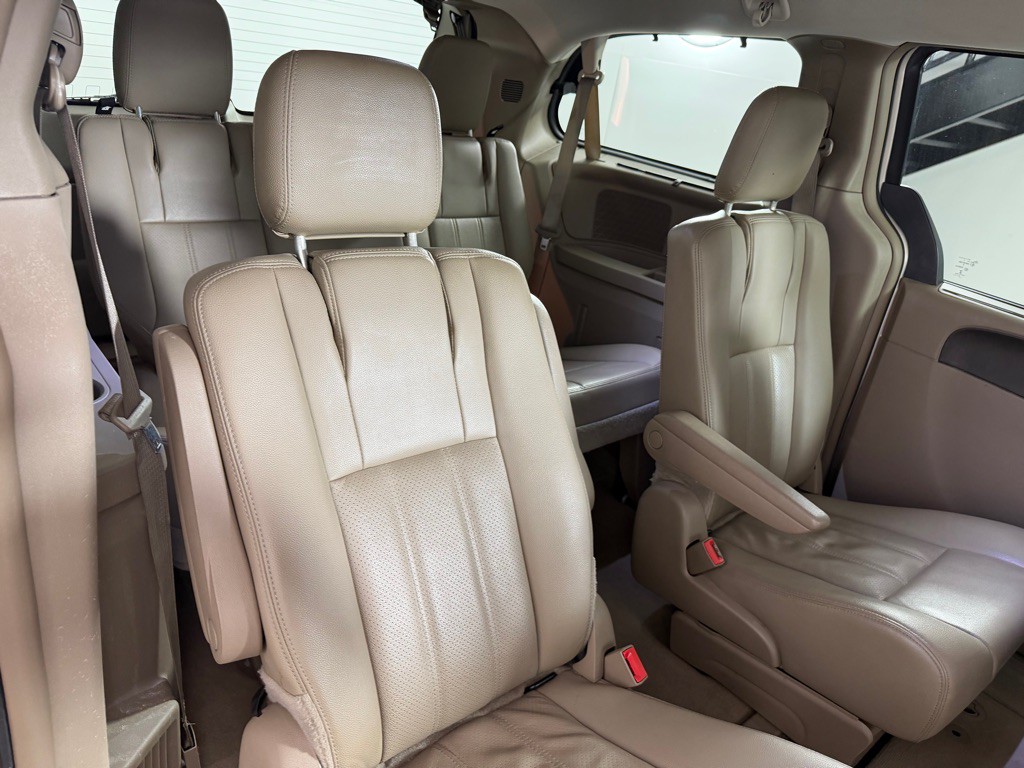 2015 Chrysler Town & Country Image 20