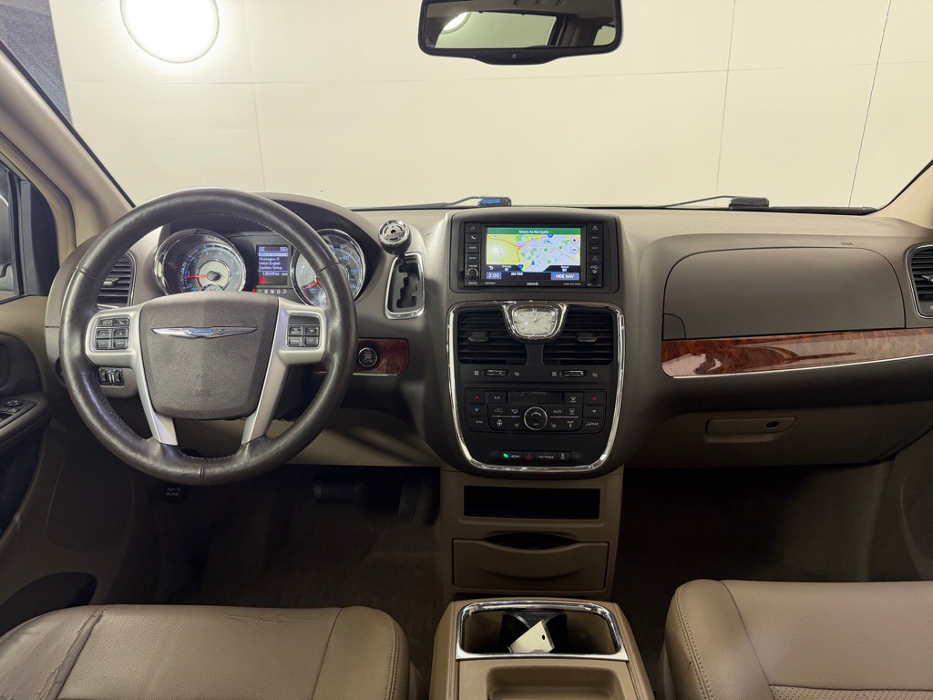 2015 Chrysler Town & Country Image 21