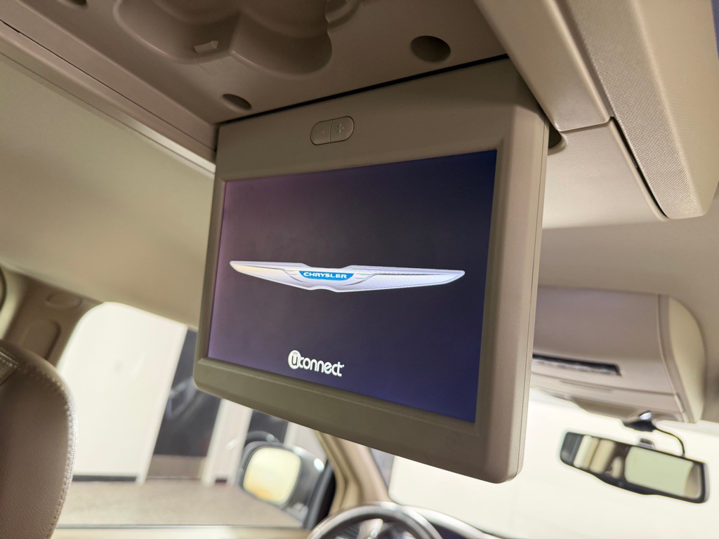2015 Chrysler Town & Country Image 22