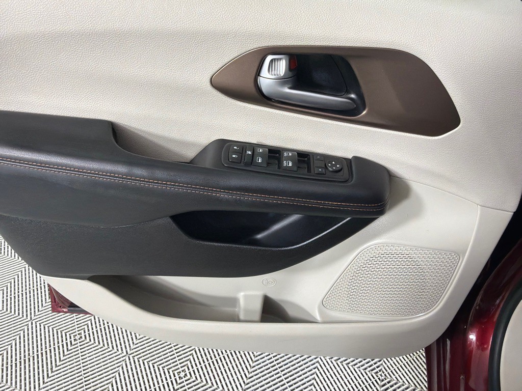 2018 Chrysler Pacifica Image 8