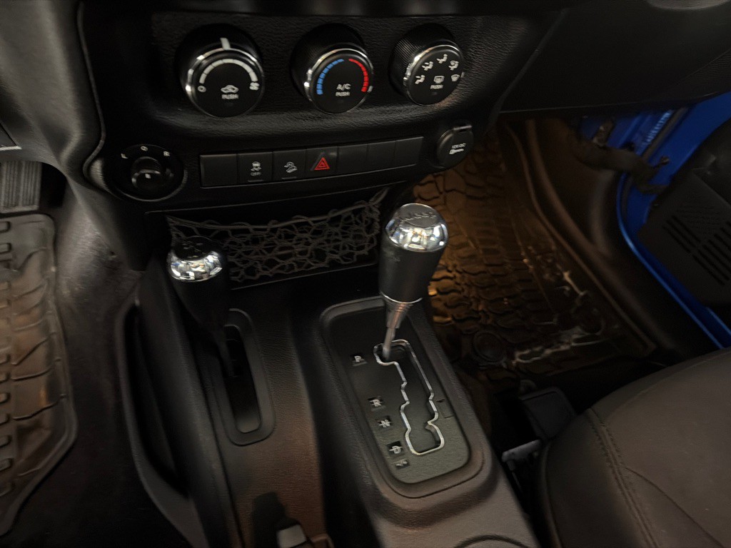 2015 Jeep Wrangler Image 16