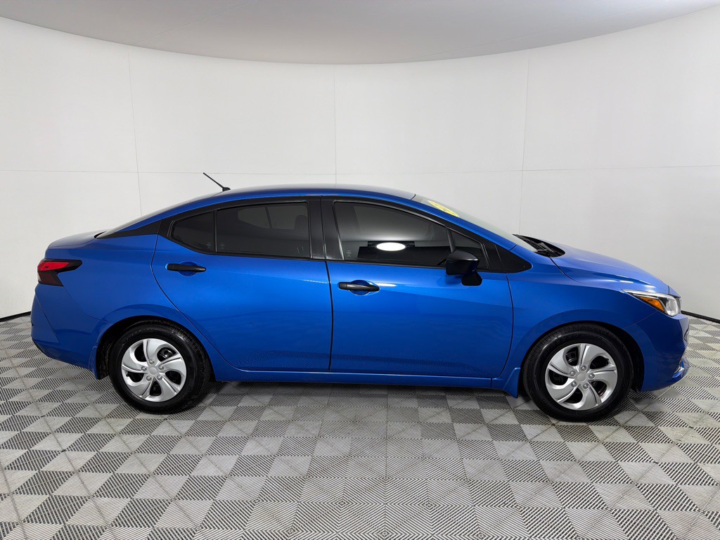 2021 Nissan Versa Image 4
