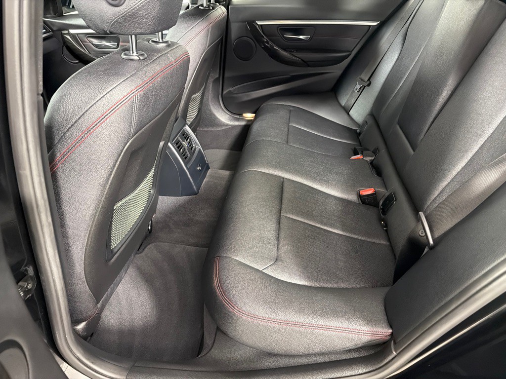 2018 BMW 3 Series Image 17