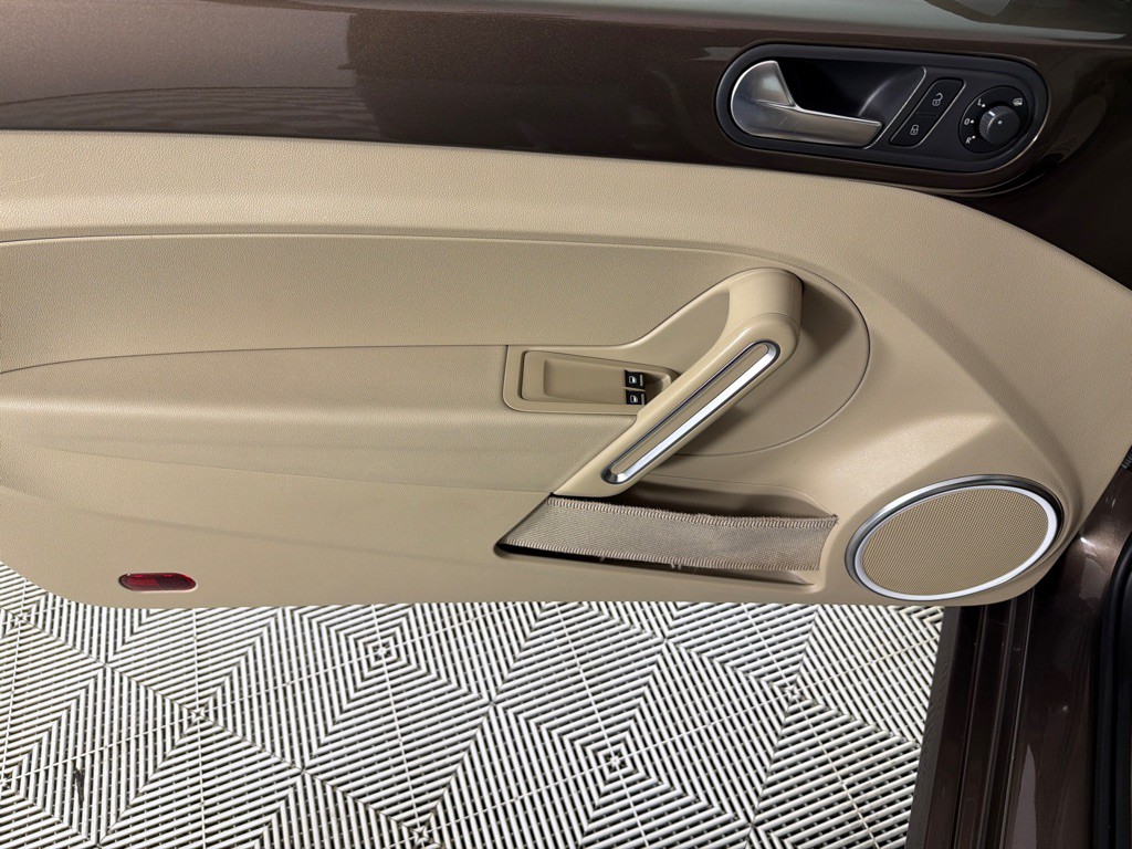 2013 Volkswagen Beetle Image 10