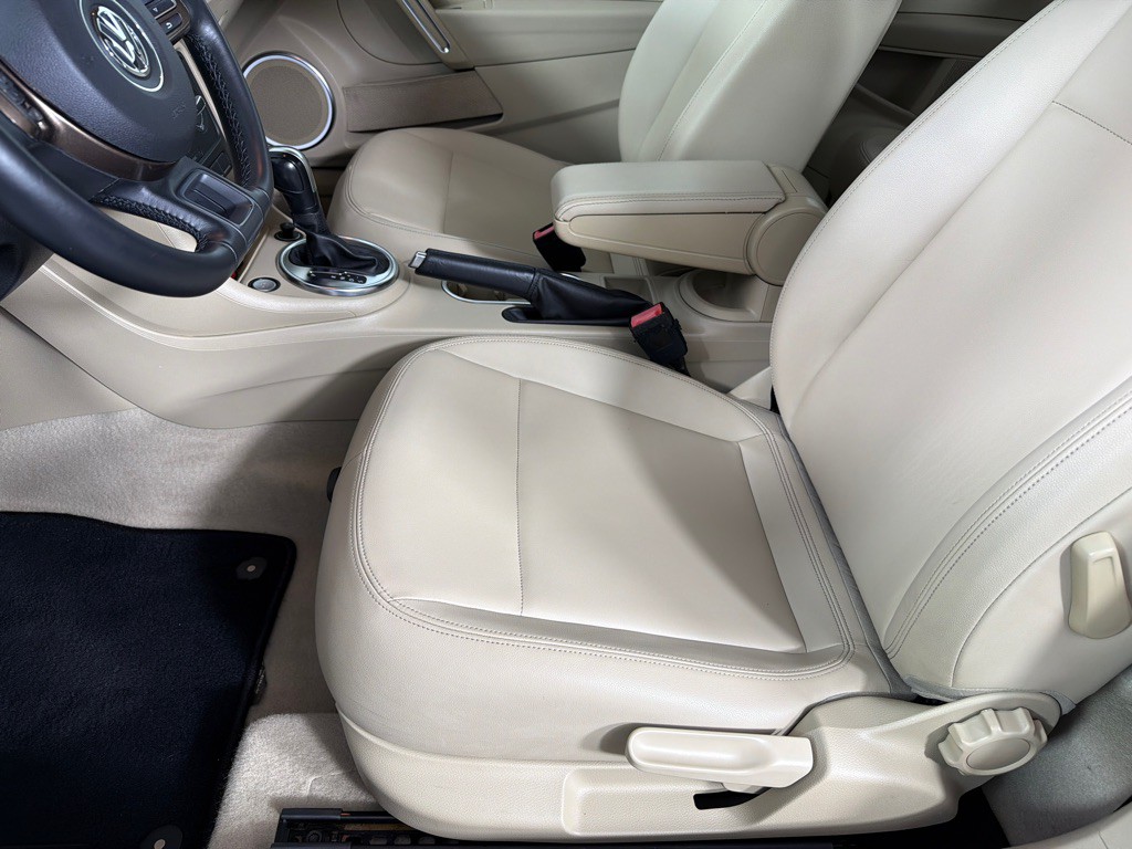 2013 Volkswagen Beetle Image 11