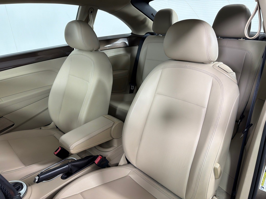 2013 Volkswagen Beetle Image 12