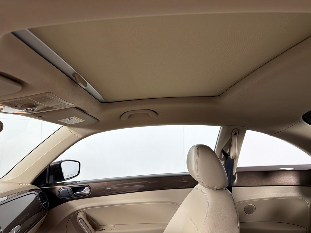 2013 Volkswagen Beetle Image 13