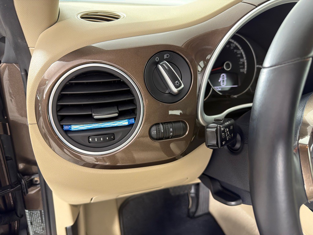 2013 Volkswagen Beetle Image 14