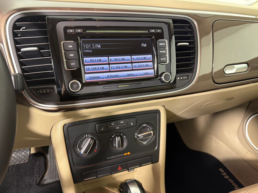 2013 Volkswagen Beetle Image 16