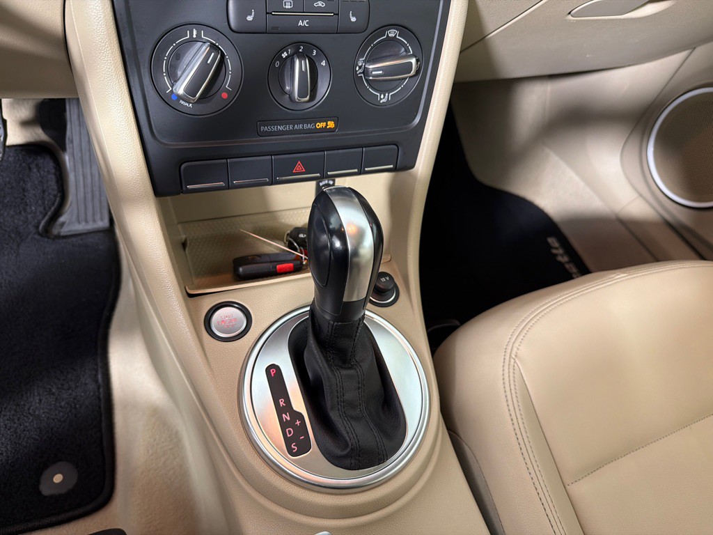 2013 Volkswagen Beetle Image 17