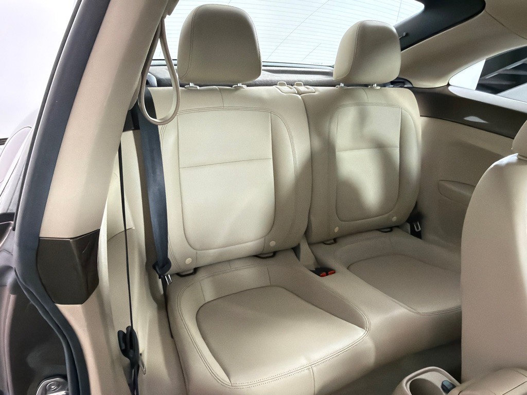 2013 Volkswagen Beetle Image 19