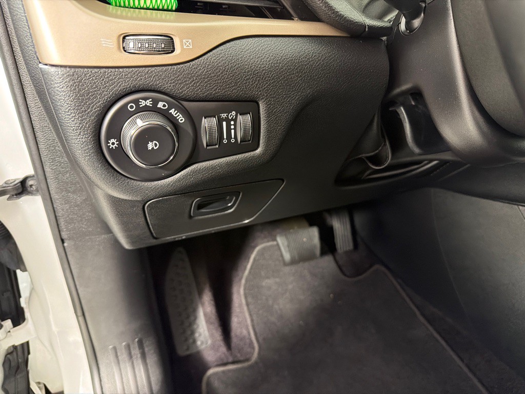 2016 Jeep Cherokee Image 15