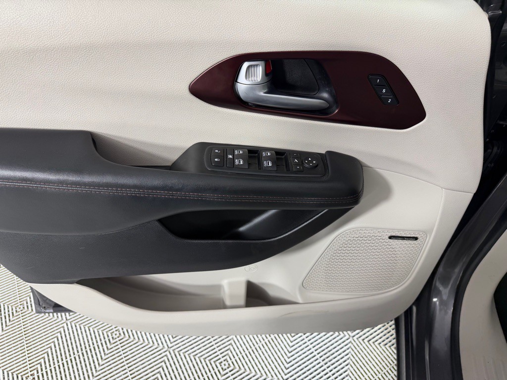 2017 Chrysler Pacifica Image 11