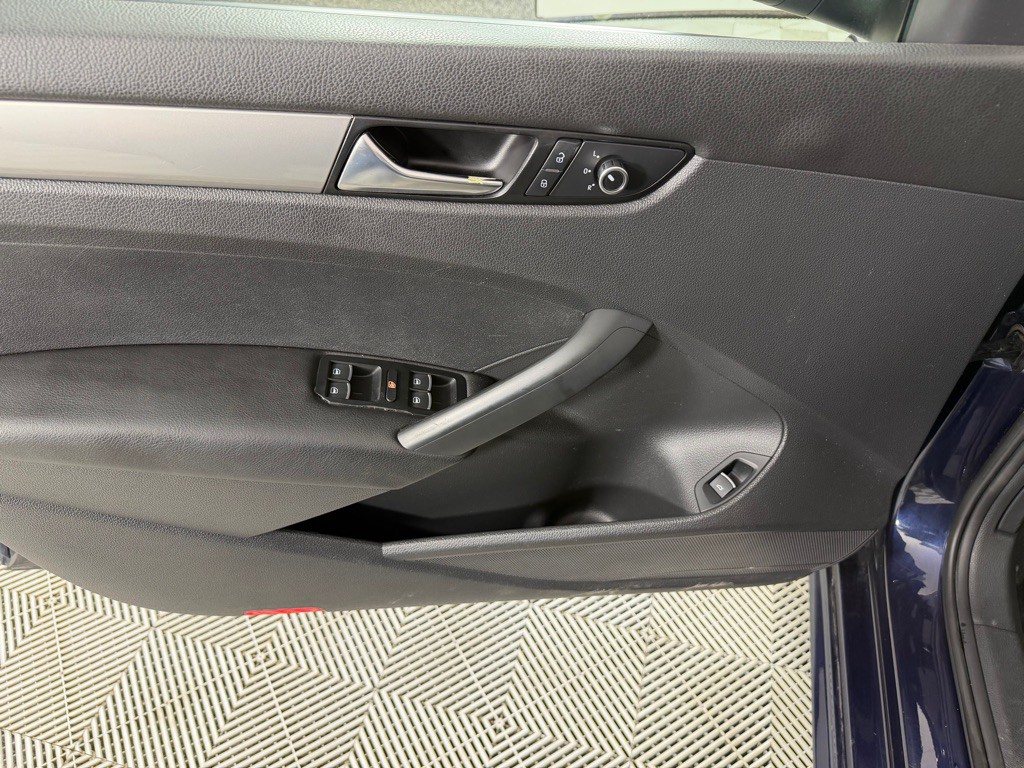 2013 Volkswagen Passat Image 8