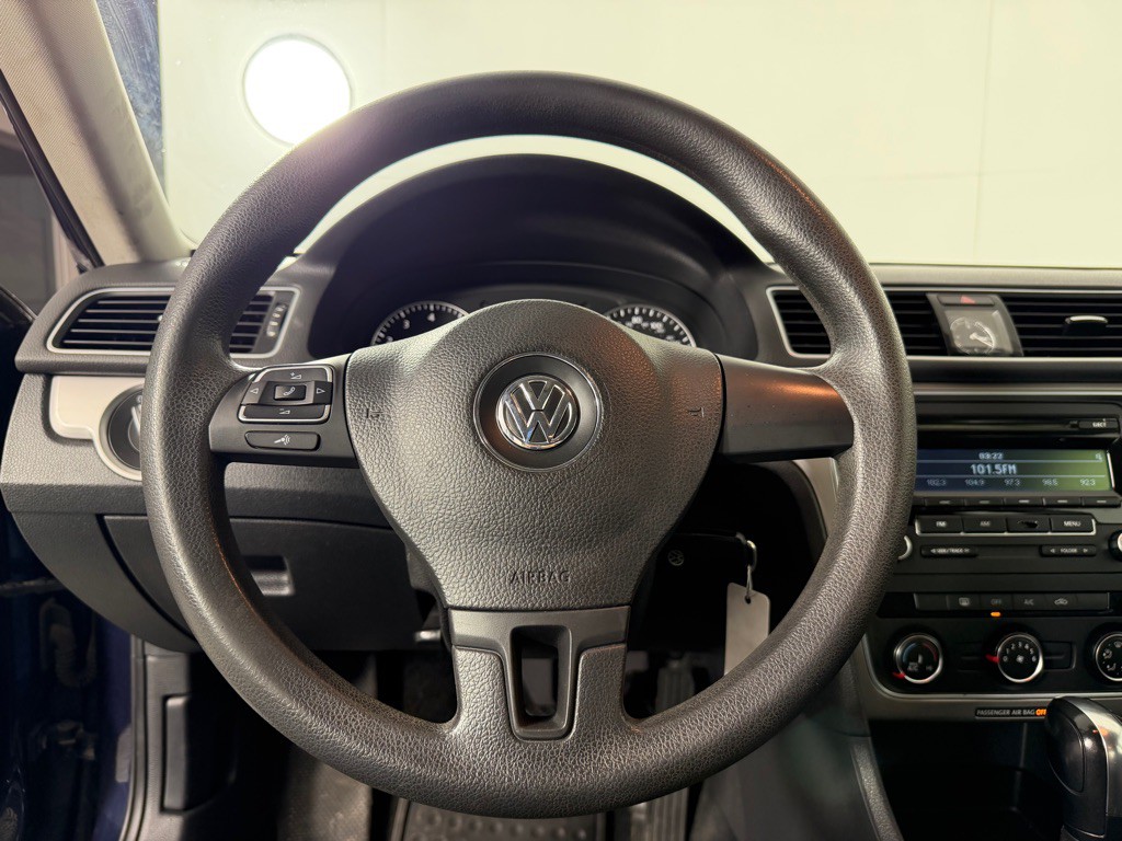 2013 Volkswagen Passat Image 12