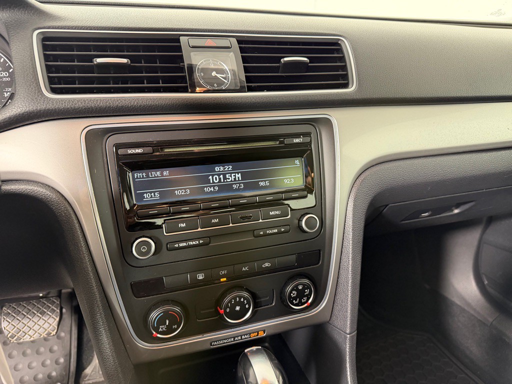 2013 Volkswagen Passat Image 13