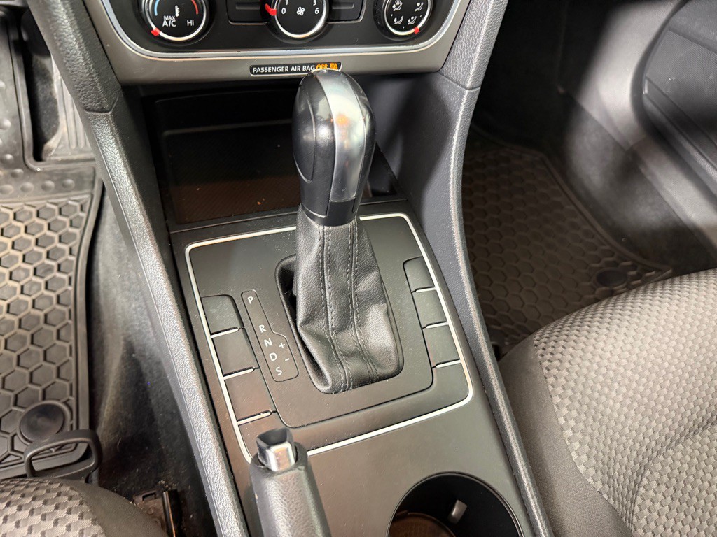 2013 Volkswagen Passat Image 14