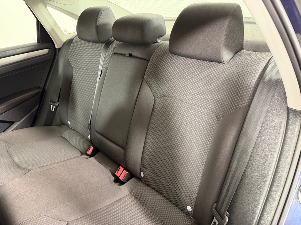 2013 Volkswagen Passat Image 16