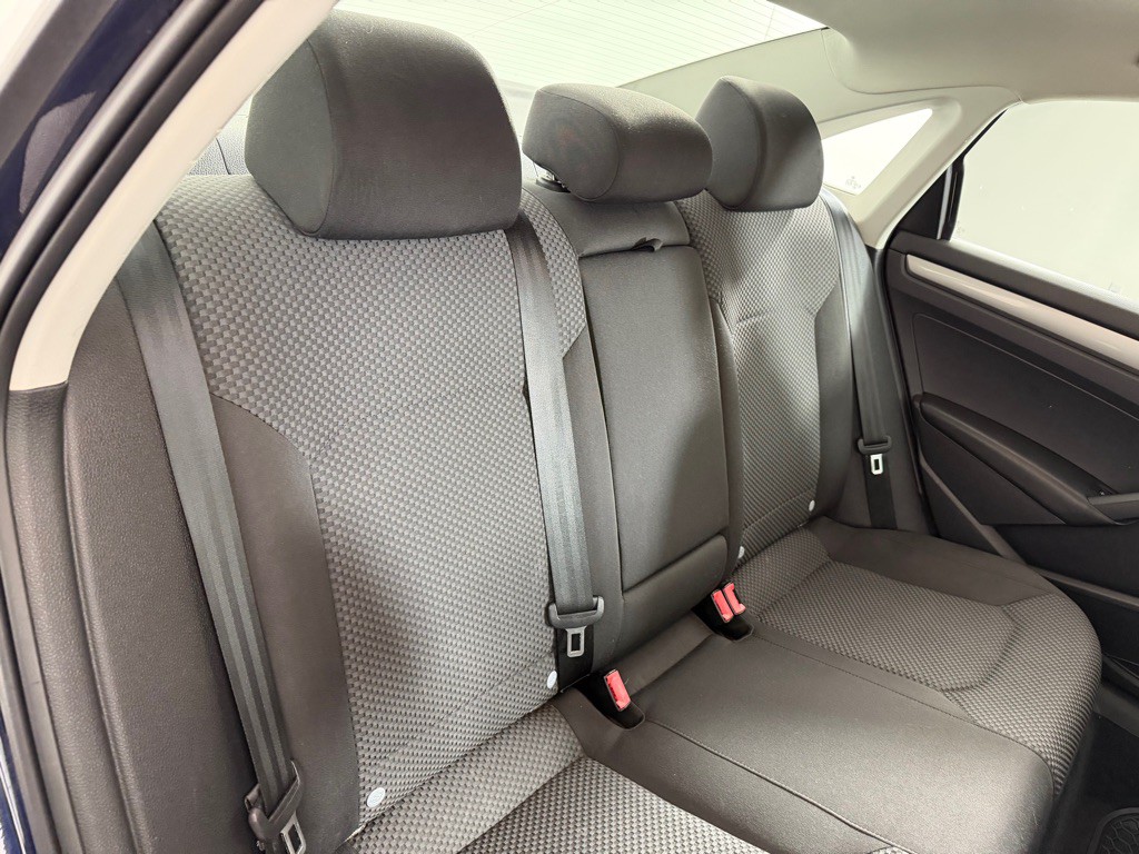 2013 Volkswagen Passat Image 18