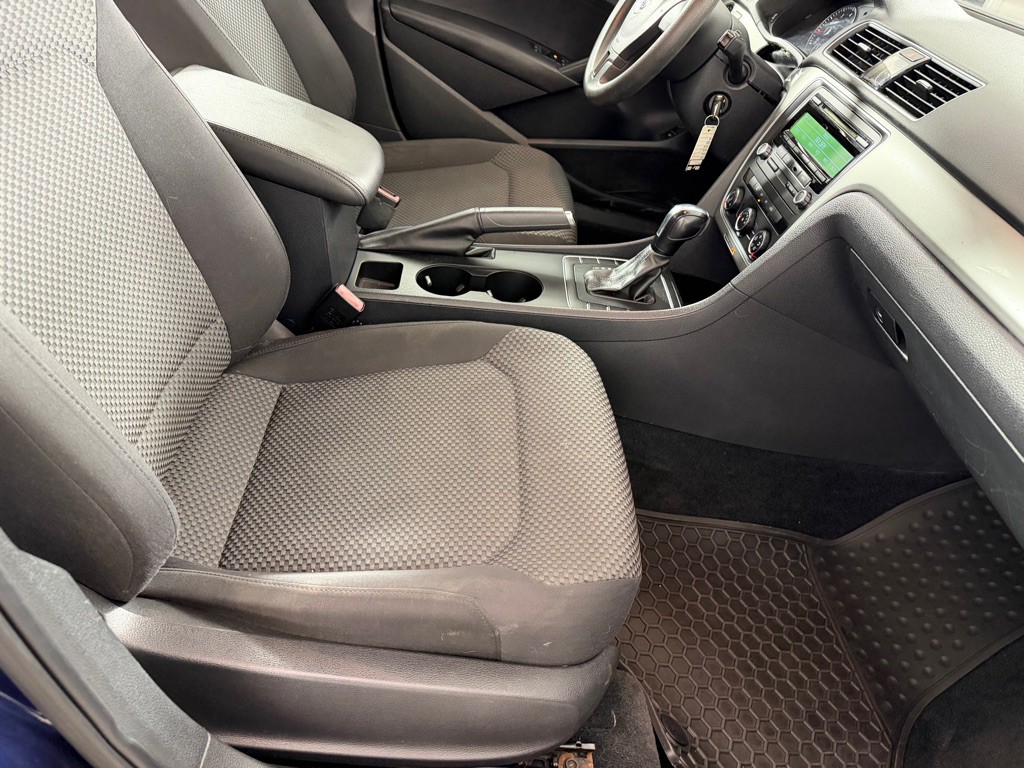 2013 Volkswagen Passat Image 19