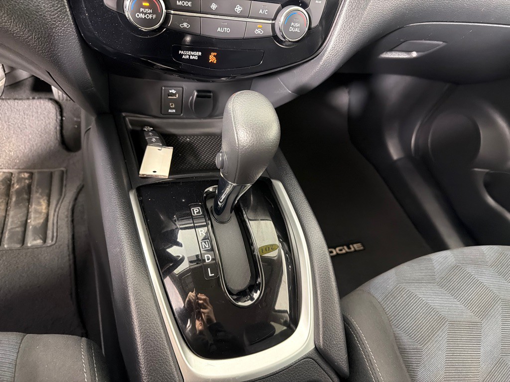 2016 Nissan Rogue Image 18
