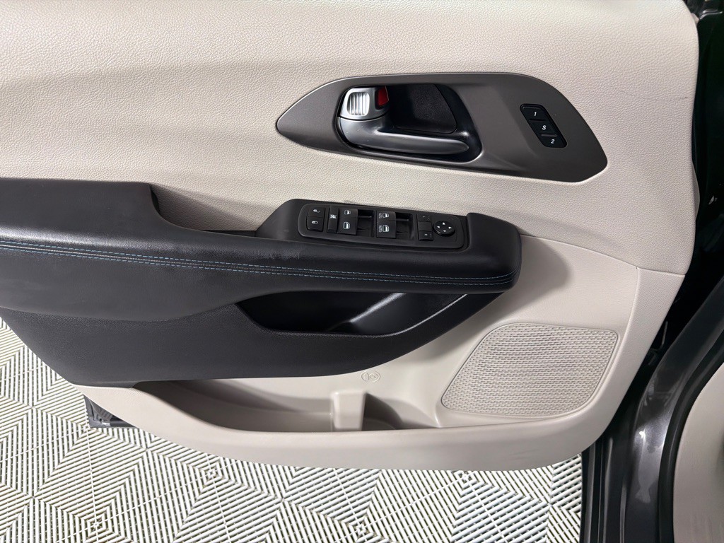 2021 Chrysler Pacifica Image 11