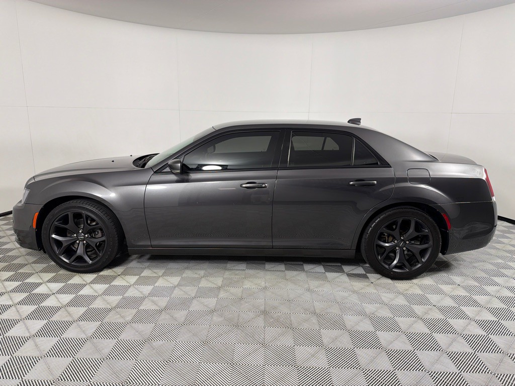 2021 Chrysler 300 Image 7