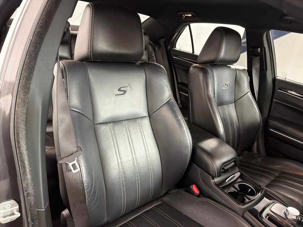 2021 Chrysler 300 Image 24