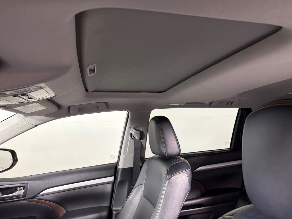 2017 Toyota Highlander Image 14