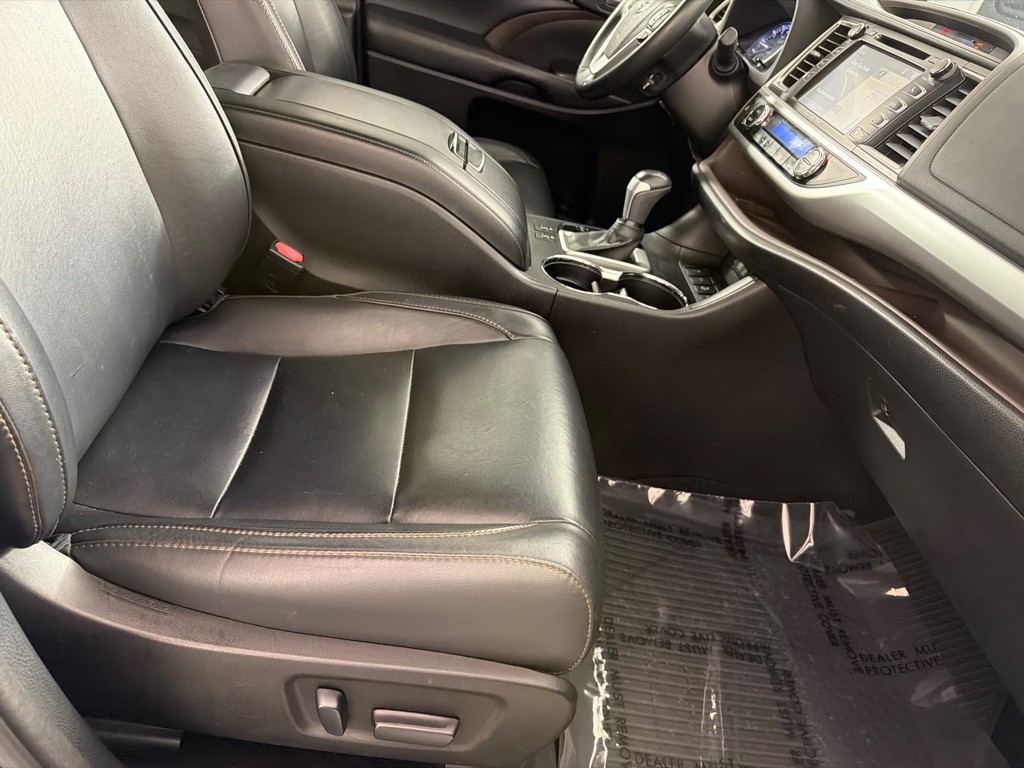 2017 Toyota Highlander Image 25