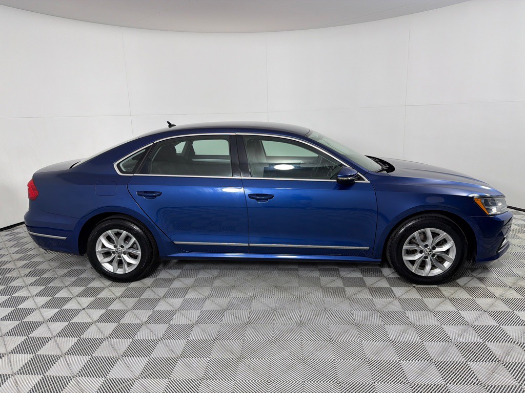 2016 Volkswagen Passat Image 4