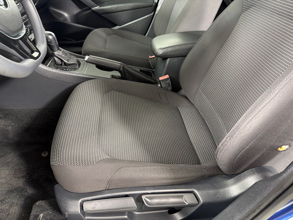 2016 Volkswagen Passat Image 11