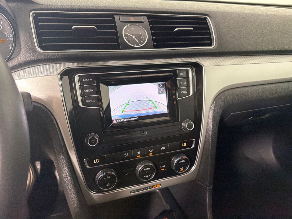 2016 Volkswagen Passat Image 16