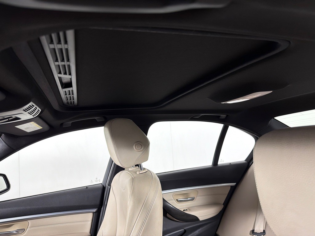 2016 BMW 3 Series Image 12