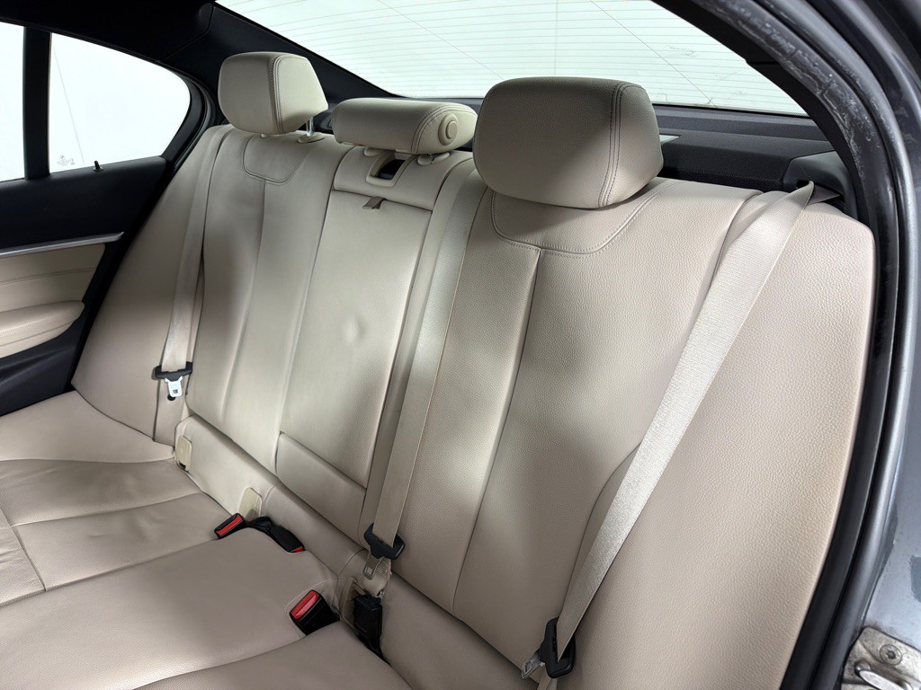 2016 BMW 3 Series Image 18