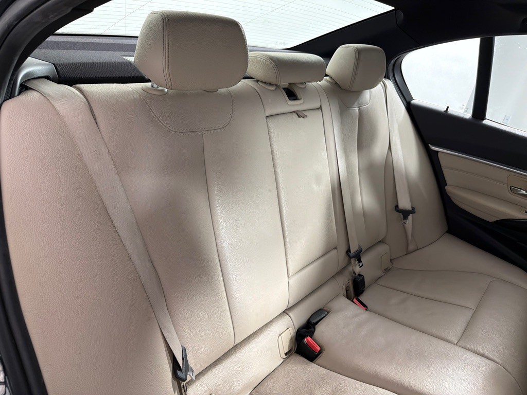 2016 BMW 3 Series Image 20