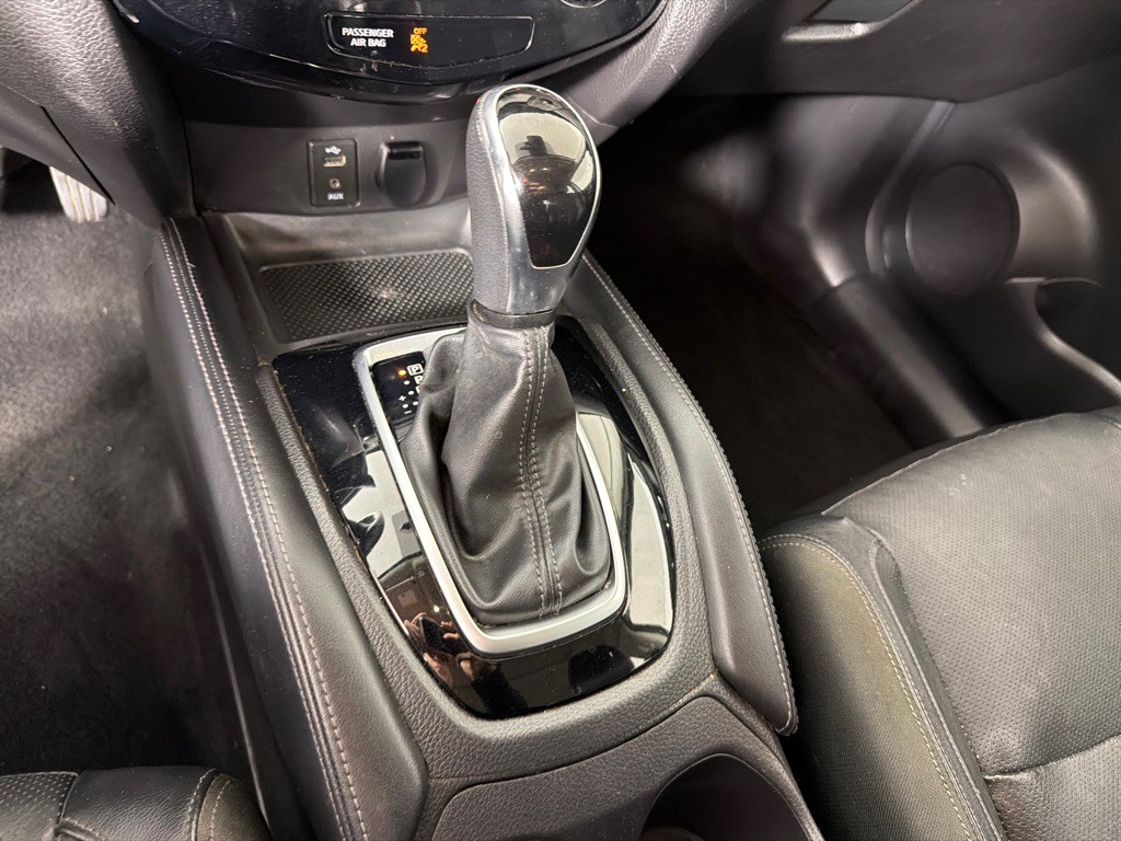2017 Nissan Rogue Image 16