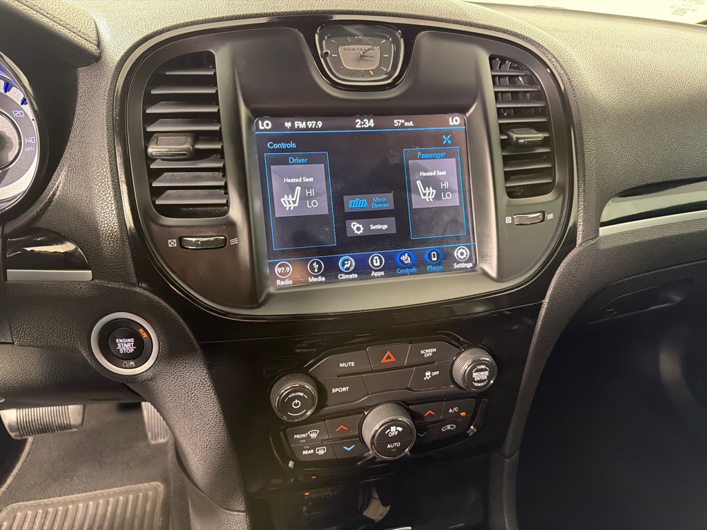 2018 Chrysler 300 Image 16